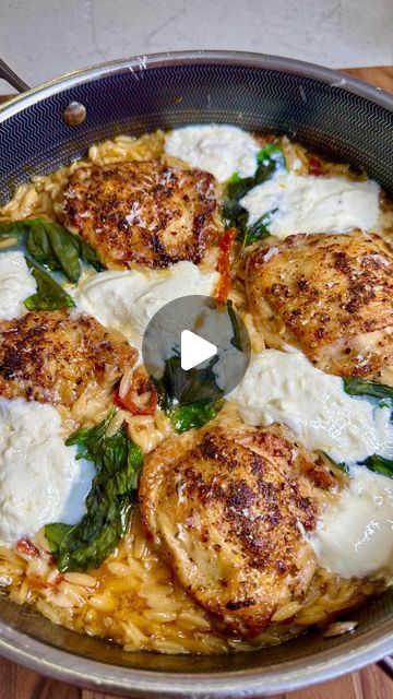 One-Pan Chicken Thighs with Orzo, Sun-dried Tomatoes, & Burrata 🔥😍 . . This one pot meal is filled with so many delicious ingredien... | Instagram Chicken Burrata Recipe, Chicken Thighs With Orzo, Burrata Recipes, Tomatoes Burrata, Burrata Recipe, Sundried Tomato Chicken, Wings Recipes, Moist Chicken, One Pan Chicken