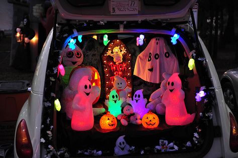 Mom and Della you need to decorate like this for trunk or treat Halloween Car Decorations, Trunk Or Treat Ideas, Halloween Window Decorations, Photo Halloween, Spider Web Decoration, Kid Friendly Halloween, Clean Car, Manualidades Halloween, Car Goals