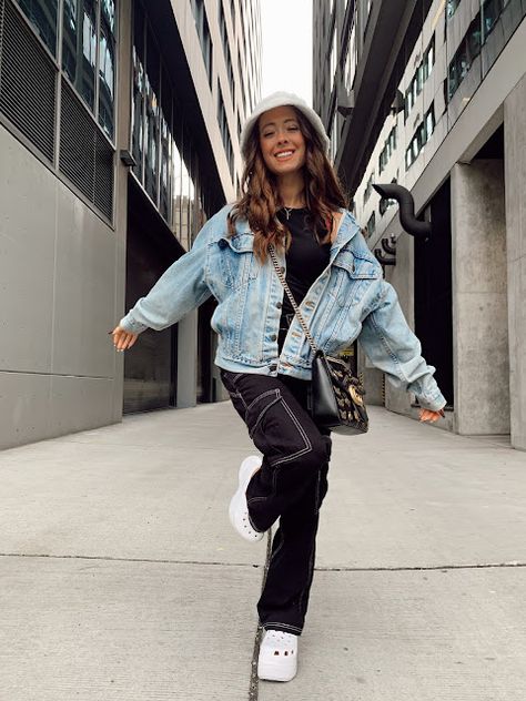 Bucket Hat Fall Outfit, Fall Bucket Hat Outfit, Bucket Hat Outfit Spring, Crocs Outfit Fall, Jean Bucket Hat Outfit, Bucket Hat Outfit Fall, Jean Crocs, Bucket Hat Winter Outfit, Bucket Hats Women Outfit