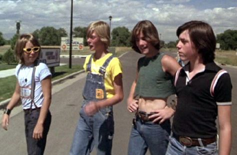 Over the edge (1979) Matt Dillon crop top Over The Edge Movie, Over The Edge 1979, That 70s Show Aesthetic, 1970s Photos, Crop Top Men, 60s And 70s Fashion, Matt Dillon, 70s Aesthetic, 90s Movies