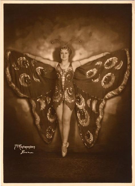 Vintage butterfly costume Papillon Butterfly, Butterfly Costume, Burlesque Costumes, Look Rose, Laurel And Hardy, Vintage Fairies, Foto Vintage, Vintage Circus, Vintage Portraits