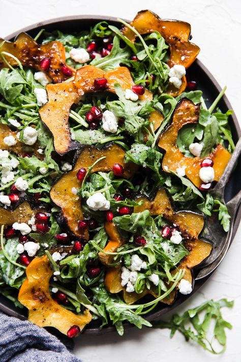 Salads Winter, Roasted Squash Salad, Salads To Make, Roasted Veggie Salad, Winter Salads, Winter Salad Recipes, Thanksgiving Salad, Acorn Squash Recipes, Squash Salad