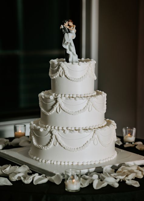 Classic Wedding Cakes Vintage, Traditional Wedding Cakes Vintage, Pinterest Wedding Cake, Wedding Cake With Vintage Topper, Simple Cute Wedding Cakes, Wedding Cake 60 People, Cake Ideas Wedding Simple, Traditional Wedding Cake Piping, Timeless Wedding Cake Topper