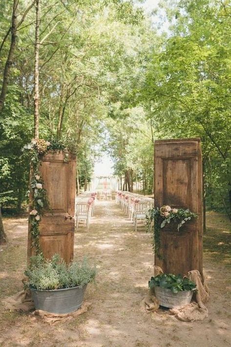 Rustic Outside Wedding, Outdoor Wedding Entrance, Light Balloons, Outside Wedding Ceremonies, Ceremony Backdrop Outdoor, Ceremony Entrance, Rustic Spring Wedding, Outdoor Country Wedding, Wedding Archway