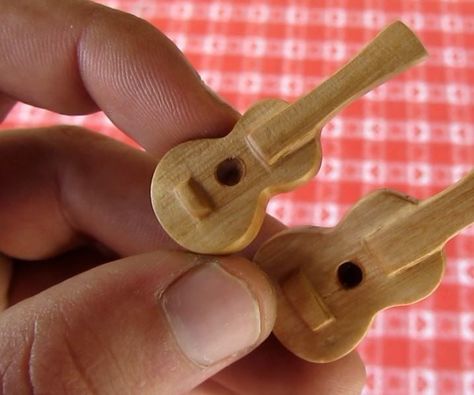 Mini Wood Carving, Small Wood Carvings, Mini Wood Projects, Wood Carving Patterns Free, Whittling Patterns, Whittling Projects, Simple Wood Carving, Wood Carving For Beginners, Wood Jewelery