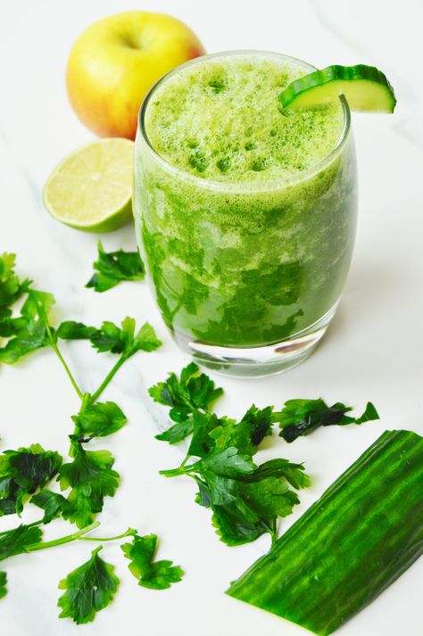 Feeling like you have over done it a bit this week? Get your cleanse on with this beautiful bright green Parsley detox smoothie with fresh vitamin and miner Smoothie Benefits, Detox Cleanse Drink, Smoothie Prep, Body Detox, Vitamin K, Detox Water, Detox Cleanse, Baked Salmon, Leafy Greens