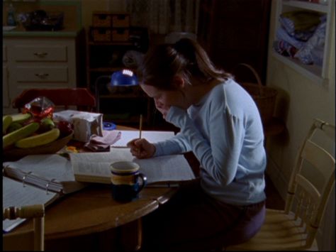 No one studies quite like Rory Gilmore. Estilo Rory Gilmore, Gilmore Girl, Spencer Hastings, Academic Motivation, Vie Motivation, Study Motivation Inspiration, Rory Gilmore, Studying Inspo, Back To School Activities