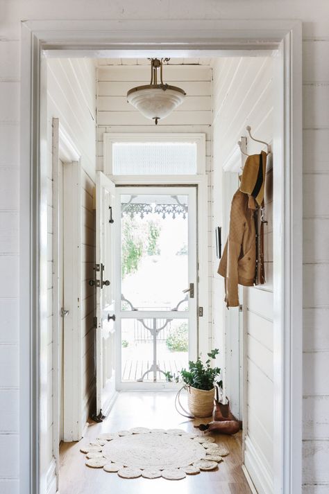 Victorian Cottage Interior, Farmhouse Entry, Country Style Interiors, Victorian Farmhouse, Interior Decorating Styles, Cottage Style Homes, Cottage Interior, Casa Vintage, Victorian Cottage