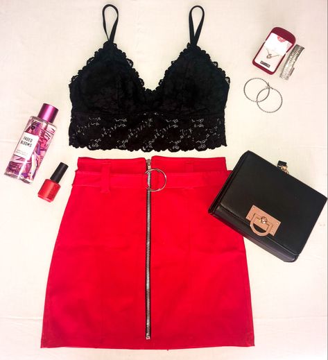 Outfit dos partes, top negro de encaje y pollera roja con cierre. Accesorios, aritos argollas plateadas, collar corazón y cartera negra con cadena dorada. Pollera Roja Outfit, Outfit Fiesta, Short Pollera, Fiesta Outfit, Red Outfits, Christmas Outfits, Red Outfit, E Girl, Color Rojo