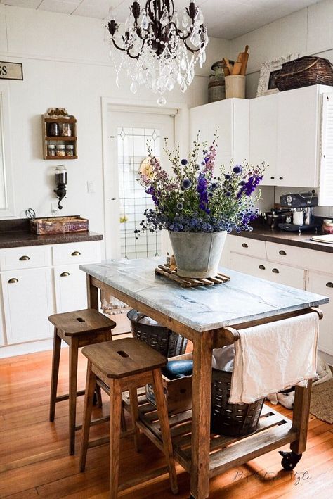 Eclectic Home Tour of B Vintage Style takes us to a 1903 Queen Anne home with farmhouse style. So many DIY ideas to create a beautiful home on a budget. Baie Vintage, Dekorasi Bohemia, Eclectic Homes, Diy Home Decor On A Budget, White Kitchen Cabinets, Style At Home, Eclectic Home, White Cabinets, Küchen Design