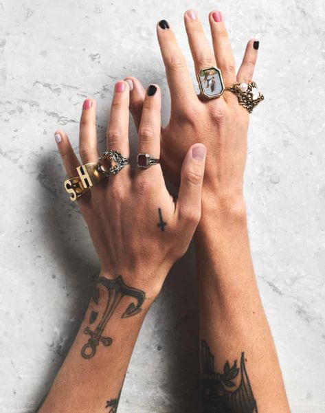 Harry Styles Hands, Harry Styles Nails, Harry Styles Pictures, Harry Styles Photos, Mr Style, Cool Nail Designs, Nail Paint, Harry Edward Styles, Beauty Trends