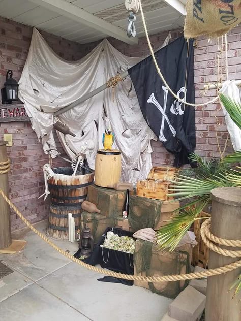 Halloween Decorations Pirate, Pirate Homecoming Theme, Pirate Theme Costume Ideas, Halloween Shipwreck Diy, Halloween Pirate Theme, Pirate Office Decor, Haunted Pirate Ship Decorations, Pirate House Decor, Pirate Halloween Decorations Front Yards