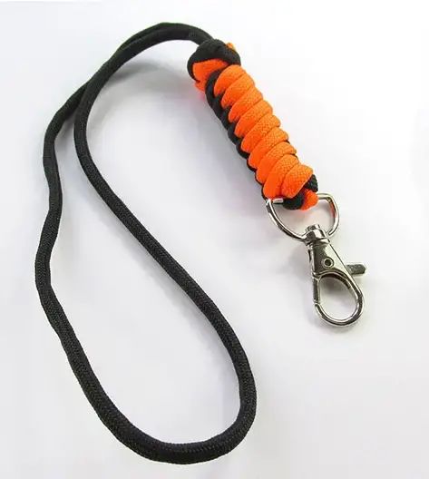 35 DIY Paracord Lanyard Patterns | Tutorials Paracord Wristlet Keychain Diy, How To Make Lanyards, Paracord Keyring, Lanyard Patterns, Parachute Cord Crafts, Lanyard Tutorial, Lanyard Knot, Lanyard Ideas, Paracord Accessories