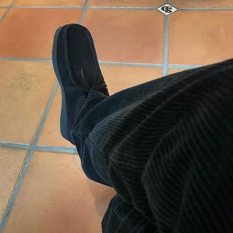 Black Wallabees Outfit Men, Wallabees Outfit Men, Clarks Outfit, Clarks Wallabees Outfit, Wallabees Outfit, Waystar Royco, Black Clarks, Clarks Wallabees, Minimalist Fashion Men