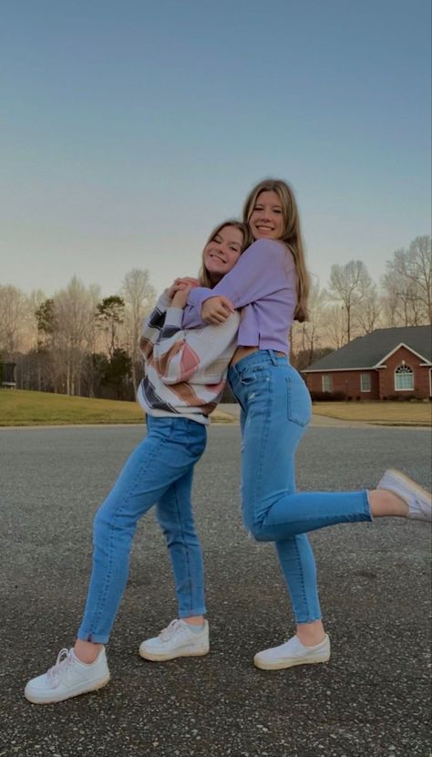 Cool Friends Poses, Photo Poses For Sisters At Home, Bff Pic Poses, Pose For Best Friends Bff Pics, Poses For Pictures Instagram For 2, Photo Poses For Two Besties, Height Difference Best Friends Poses, Photo Pose For Sisters, 2 Sisters Poses