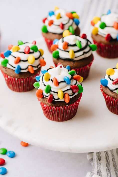 Cupcake Receptek, Easy Christmas Cupcakes, Christmas Cupcakes Recipes, Holiday Desserts Table, Cupcakes Recipes, Holiday Cupcakes, Chocolate Cake Mixes, Christmas Cupcakes, Cupcake Cake