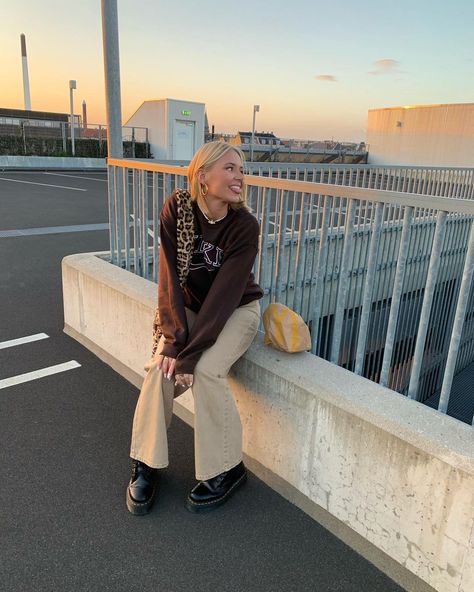 Barbara Kristoffersen (@barbarakristoffersen) posted on Instagram: “mcd 🤎” • Oct 28, 2020 at 3:55pm UTC Barbara Kristoffersen, Crewneck Outfit, Brown Crewneck, Brown Outfit, Foto Casual, Modieuze Outfits, Foto Inspiration, 가을 패션, Parking Lot