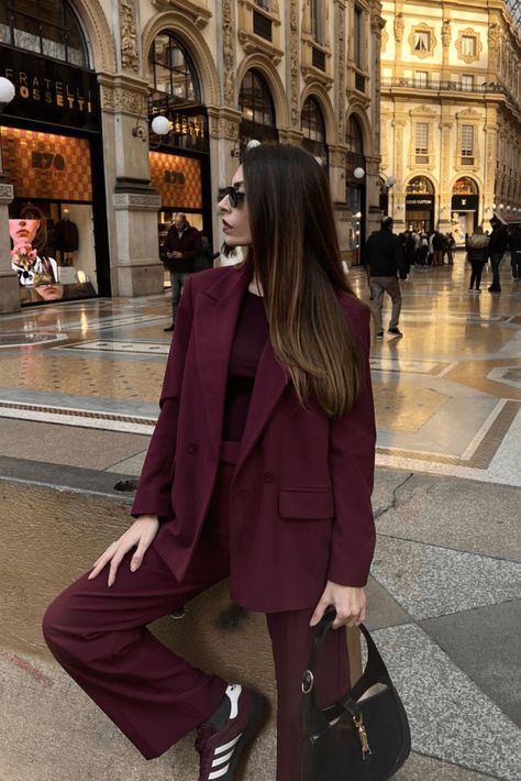 33+ Burgundy Outfit Ideas to Keep You Looking Fly and Feeling Cozy! Burgundy Aesthetic Outfit, Burgundy Blazer Outfit Woman, Burgundy Blazer Outfit, Burgundy Outfit Ideas, Traje Cowgirl, Maroon Outfit, Burgundy Blazer, Burgundy Outfit, Burgundy Jacket