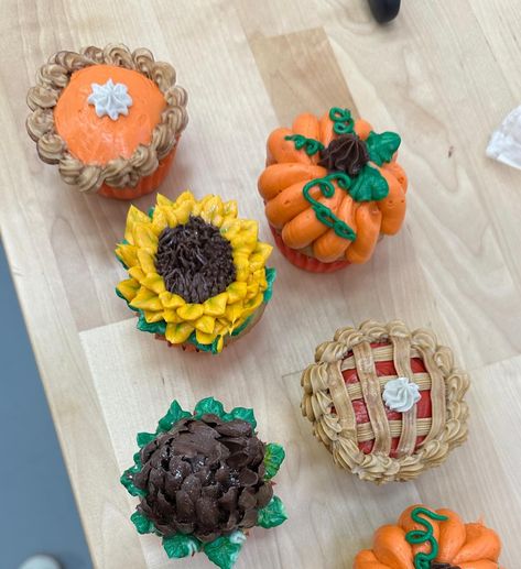 FALL CUPCAKES WORKSHOP 🍂🍁🎃🌻 Fall Cupcake Display Ideas, Jumbo Cupcakes, Fall Cupcakes, Cupcake Display, Themed Cupcakes, Decorating Ideas, Cake Decorating, Cupcake, Baking