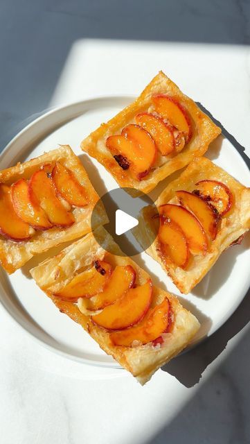 Honey And Brie, Upside Down Tart, Peach Brie, Brie Puff Pastry, Puff Pastry Desserts, Peach Recipes, Fresh Peaches, Peach Recipe, Puff Pastry Recipes