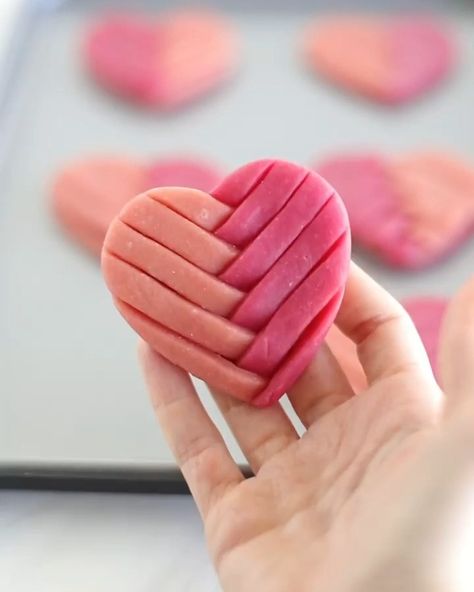 Food Network - Criss-Cross Ombré Heart Cookies Snacks Til Fest, Sable Cookies, Jul Mad, Shower Cookies, حلويات صحية, Dandelion Recipes, Lost 100 Pounds, Ombre Effect, I Quit