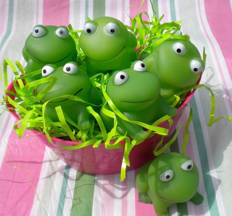 #Frog Party Supplies -Frog Squirters http://www.apartysource.com/ Kids Pool Party Ideas, Pool Party Ideas For Kids, Frog Party Ideas, Frog Bathroom, Tiana Party, Frog Nursery, Kids Pool Party, Tiana Birthday Party, Frog Baby Showers