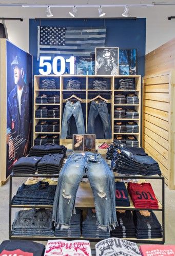 Men's Clothing Store Design, Denim Display, Boutique Store Displays, Visual Merchandising Fashion, Store Shelves Design, Clothing Store Displays, Clothing Store Interior, Clothing Store Design, Visual Merchandising Displays