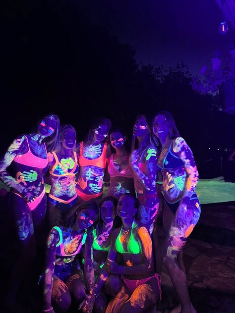 Glow Birthday Pool Party, Neon Hot Tub Party, Sweet 16 Party Ideas Neon Theme, Pool Party Teen Ideas, Halloween Pool Party Costumes, Neon Outdoor Party, Black Light Pool Party, Neon Birthday Party Pool, Sweet 16 Party Ideas Pool