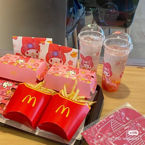 Cute Meals, Hello Kitty Mcdonalds, Kawaii Cooking, Hello Kit, Cute Snacks, Cute Food Art, Yummy Comfort Food, Japanese Snacks, Hello Kitty Items