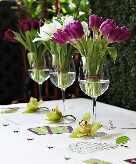 Use wine glasses as vases for the table and fill them with flower bouquets Wine Glass Centerpieces, Vintage Chic Wedding, Tafel Decor, Glass Centerpieces, Mothers Day Brunch, Deco Floral, Table Arrangements, Deco Table, Beautiful Table