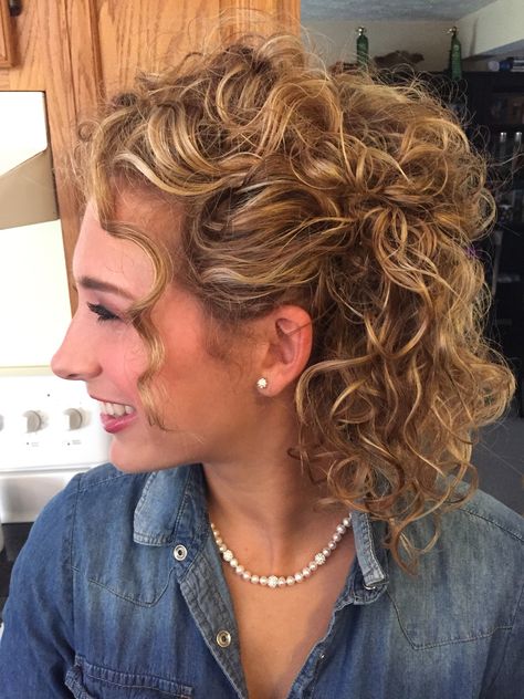 Mob Hair Styles For Curly Hair, Curly Hairstyles For Wedding Bridesmaid Natural Curls, Mid Length Curly Hair Wedding Styles, Updos For Curly Hair Natural Curls, Short Curly Updo, Curl Updo, Chic Wedding Hair, Naturally Curly Hair Updo, Curly Hair Dos