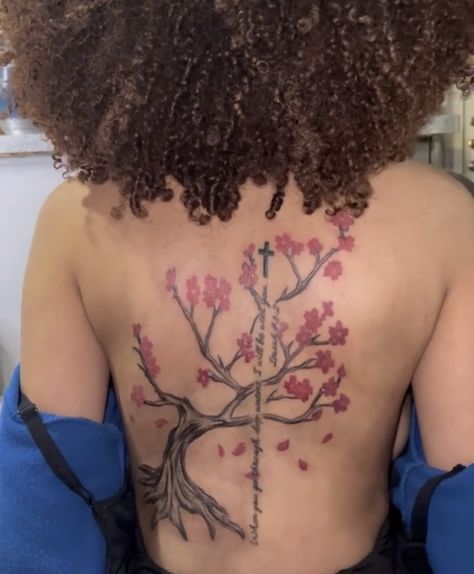 Henna Inspired Tattoos, Hand Tattoos For Girls, Cute Hand Tattoos, Pretty Hand Tattoos, Flower Tattoo Back, Black Girls With Tattoos, Hip Tattoos Women, Spine Tattoos For Women, Tattoos For Black Skin