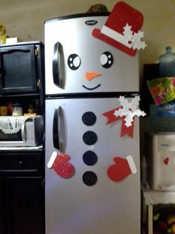 15 Ideas para decorar la puerta del refrigerador en navidad Making A Christmas Ornament, Office Xmas Decorating Ideas For Work, Christian Christmas Decorations, Christmas Decor Inspiration, Christmas Themes Decorations, Easy Christmas Decorations, Fun Christmas Decorations, Office Christmas Decorations, Diy Christmas Decorations Easy