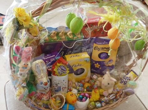 Easter Hampers, Easter Hamper For Kids, Easter Raffle Basket Ideas, Lollipop Easter Basket, Homemade Food Hamper Ideas, Personalised Easter Basket, Easter Hamper, Easter Bouquet, Pta Fundraising