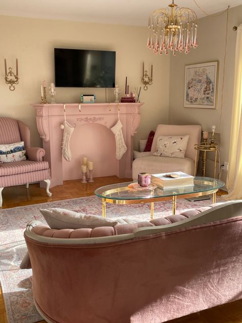 Balletcore Apartment, Coquette Living Room Aesthetic, Pink Vintage Living Room, Coquette Living Room, Princess Living Room, Girly House, Pinterest Home Page, Pink Apartment, Living Room Vintage