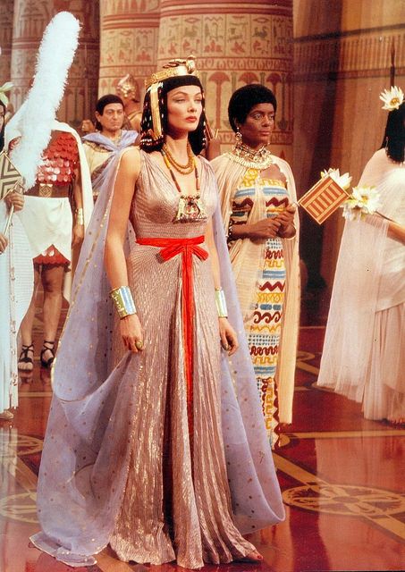 The Egyptian (1954) A long red belt has been added to this gown. Queens were most commonly depicted wearing white linen gowns, with red belts. Ancient Egyptian Clothing, Egyptian Dress, Ancient Egypt Fashion, Egyptian Makeup, Istoria Modei, Linen Gown, Egyptian Clothing, Egiptul Antic, Egyptian Fashion