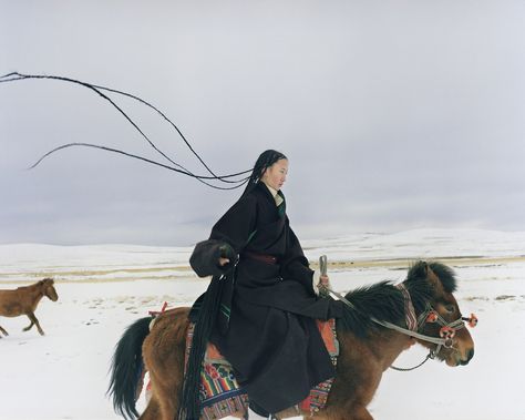 How This Tibetan Community Is Modernizing a Centuries-Old Braiding Tradition | Vogue Tibetan Buddhism, 인물 사진, Pics Art, Video Photography, Tibet, Pose Reference, Buddhism, Traditional Style, The Back