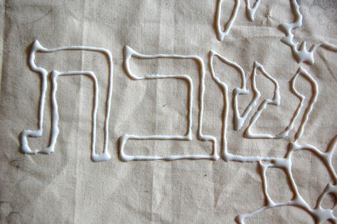 Jewish crafts and lots of other ideas Shabbat Crafts, Glue Batik, Passover Crafts, Shabbat Table, Jewish Crafts, Hebrew School, Challah Cover, Jewish Symbols, Jewish Culture