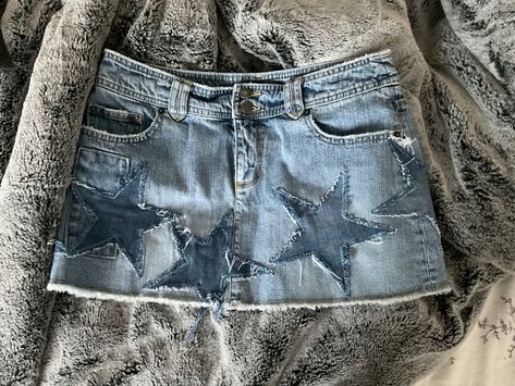 Diy Jean Skirt Design, Demin Mini Skirt Y2k, Mini Y2k Skirt, Cute Y2k Skirts, Early 2000s Mini Skirt Outfit, Star Skirt Y2k, Custom Mini Skirt, Star Mini Skirt, Star Jean Skirt