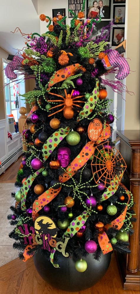 Halloween Store Displays Ideas, Witch Tree Halloween, Halloween Tree Ideas Indoor, Diy Halloween Christmas Tree, Halloween Themed Christmas Tree, Black Halloween Tree Decorating Ideas, Halloween Trees Ideas Outdoor, Halloween Xmas Tree, Mini Halloween Tree