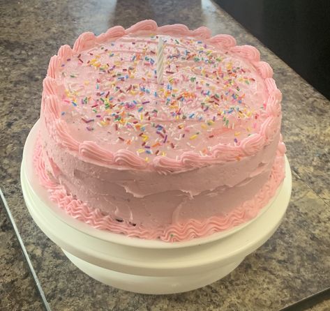 Gracie Abrams Core, Pink Birthday Cake, Birthday Cake Decorating Ideas, Make Birthday Cake, Diy Birthday Cake, Pinterest Cake, Cake Aesthetic, Basic Cake, Homemade Birthday Cakes