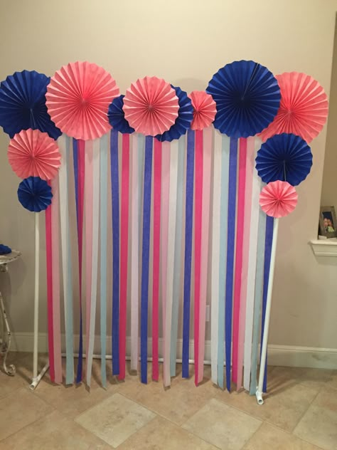 Paper Fans And Balloons Backdrop, Paper Fan Decorations Backdrops, Paper Fans Decoration Backdrops, Backdrop Stage Decorations, College Event Decoration Ideas Creative, Simple Backdrop Decorations, Stage Decorations Wedding, Pink Photo Backdrop, Paper Fan Decorations