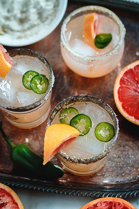 Yes please! Can't wait to make these as our signature drink for our labor day roast! Jalapeño Grapefruit Margarita Grapefruit Margarita Recipe, Grapefruit Margarita, Thanksgiving Cocktail Recipes, Spicy Cocktail, Jalapeno Margarita, Thanksgiving Cocktails, Milk Shakes, Cocktail Recipes Easy, Easy Cocktails