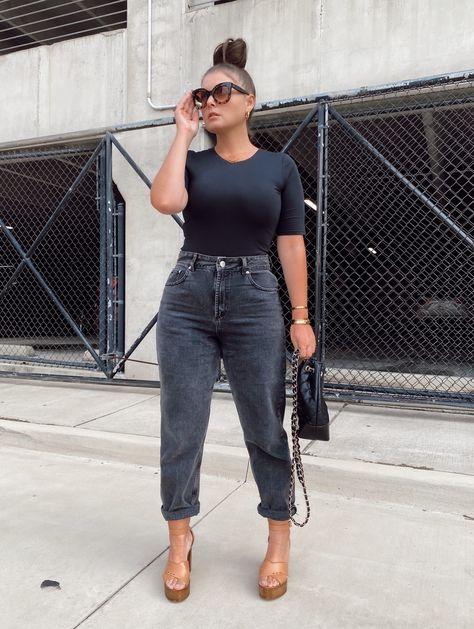 5 WAYS TO WEAR BLACK JEANS FOR SUMMER | THE RULE OF 5 Black T Outfit, Casual Black Jeans Outfit Spring, Black Denim Jeans Outfit Summer, Date Night Summer Outfits Classy, Summer Jeans Outfit Work, Mid Size All Black Outfit, Plus Size Outfits Spring 2023, Cute Jeans Outfit Summer, Trendy Midsize Outfits