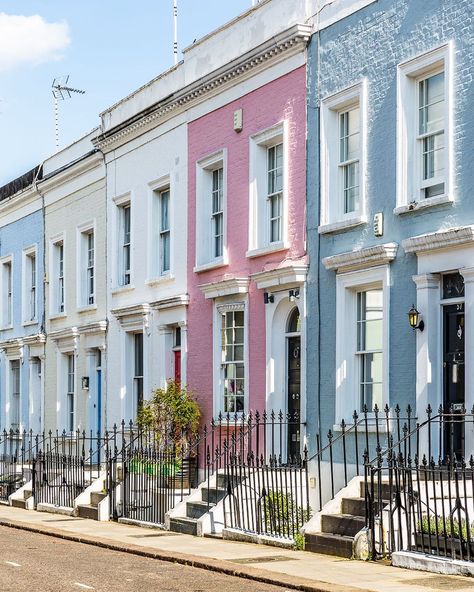 A row of colorful houses in Kensington, London. Click through for more pictures on A Lady in London’s Instagram.   #london #kensington #houses Colorful Row Houses, Brighton Houses Exterior, London Row Houses, Colorful Townhouses, Houses In A Row, Houses In The City, Houses In London, Row Of Houses, British Houses