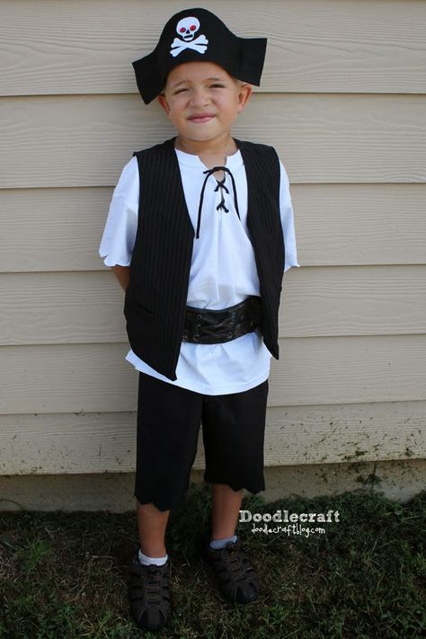 Doodlecraft: Simple Pirate Costumes!                                                                                                                                                                                 More Peter Pan Kostüm, Diy Pirate Costume For Kids, Diy Pirate Costume, Boys Pirate Costume, Homemade Pirate Costumes, Last Minute Kostüm, Pirate Costume Kids, Diy Pirate, Pirate Costume Diy