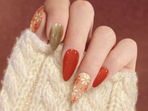 Orange Nails Thanksgiving, Orange With Gold Nails, Orange And Gold Fall Nails, Orange And Gold Leaf Nails, Otoño Nails, Paisley Nails, Fall Flower Nails, Elegant Orange Gold-plated Jewelry, Cute Nails For Fall