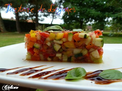 Comment résister à ce tartare de légumes tout frais et léger pour notre ligne ! Ingrédients pour 4 personnes : - 1 courgette- 1 belle carotte- 1/2 concombre- 1/2 poivron rouge- 1/2 poivron vert- 1/2 poivron jaune- 1 pamplemousse- le jus d'un citron- huile... Steak Tartare, Worcestershire Sauce, Ceviche, Diy Food Recipes, Diy Food, Fruit Salad, Cobb Salad, Appetizer Recipes, Corn