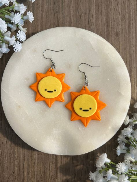 DIY Polymer Clay Magnet: Easy Step-by-Step Guide Teacher Appreciation Crafts, Polymer Clay Magnet, Sun Crafts, Easy Polymer Clay, Diy Polymer Clay, Sun Jewelry, Smiling Sun, Clay Keychain, Clay Magnets