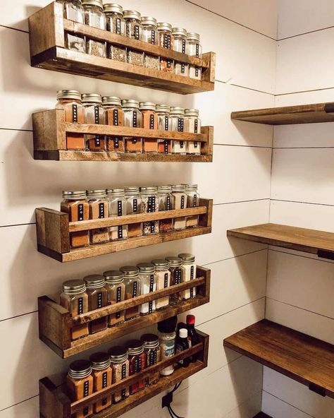 22 Clever Spice Rack Ideas to Help You Get Organized Wall Spice Storage, Wall Spice Rack Ideas Diy, Spice Rack Ideas Diy, Spice Organization Ideas, Diy Spice Rack Ideas, Spice Racks Ideas, Spices Organization, Large Spice Rack, Corner Pantry Ideas